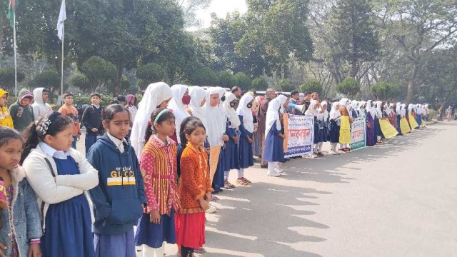 বেতন ভাতার দাবিতে ইবি ল্যাবরেটরি স্কুলের মানববন্ধন 