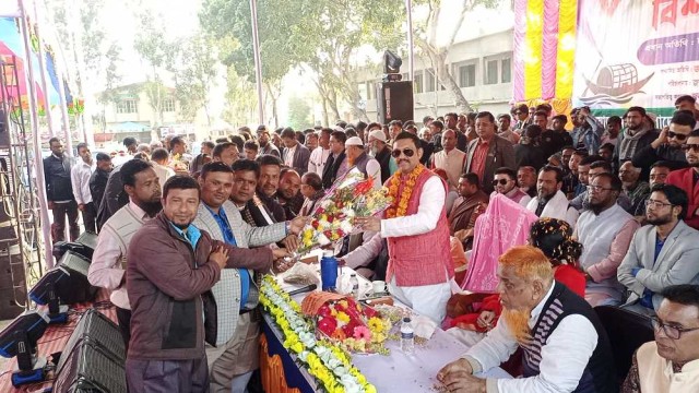 সালথায় এমপি লাবু চৌধুরীকে গণসংবর্ধনা