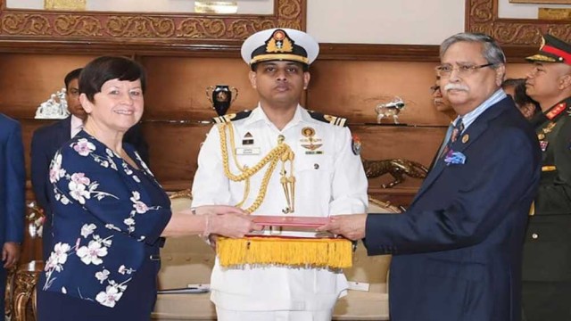 রাষ্ট্রপতির নিকট নবনিযুক্ত সাত দেশের অনাবাসিক দূতের পরিচয়পত্র পেশ