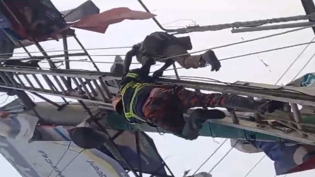 ময়মনসিংহে ৫০ ফুট উচু বিলবোর্ড থেকে পাগলকে নামালো ফায়ার সার্ভিস