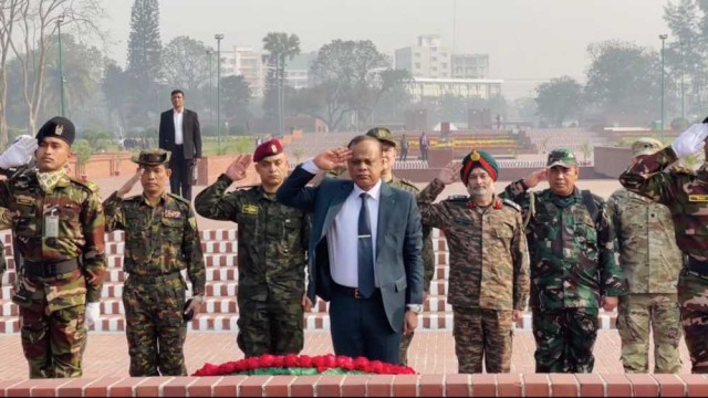 জাতীয় স্মৃতিসৌধে বীর শহীদদের প্রতি বিশ্বের ১১টি দেশের ১৩ জনের ফুলেল শ্রদ্ধা