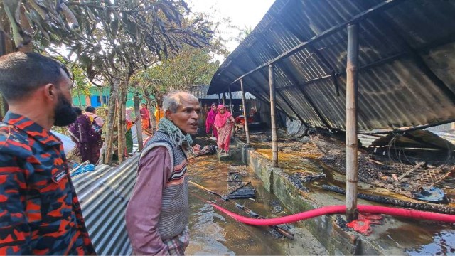 পাবনায় অগ্নিকান্ডে ব্যবসায়ীর বসতবাড়ি পুড়ে ছাই