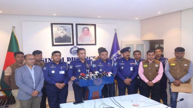ডিবির দৃঢ়তায় লুন্ঠিত টাকা ও স্বর্ণ উদ্ধার, অস্ত্রসহ ৭ ডাকাত গ্রেপ্তার
