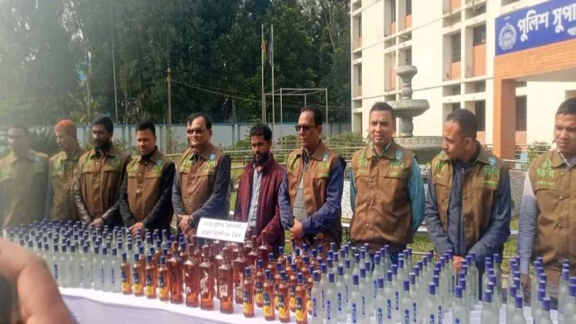 গাইবান্ধায় ২৯৩ বোতল বিদেশি মদসহ মাদক ব্যবসায়ী গ্রেফতার
