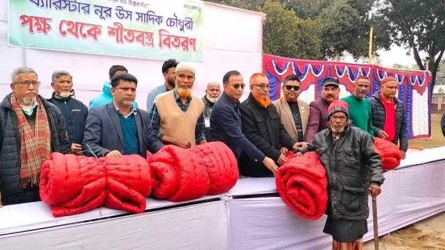 ঠাকুরগাঁওয়ে শীতার্তদের পাশে ব্যরিস্টার নূর উস সাদিক চৌধুরী 