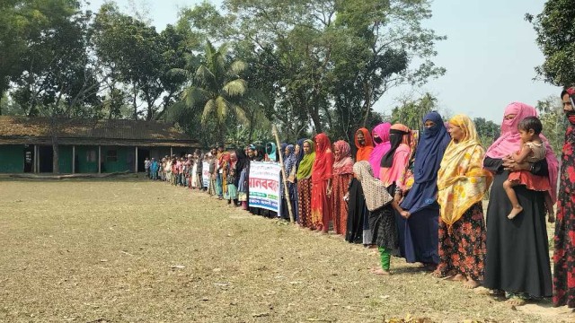 শেরপুরে দূর্নীতির অভিযোগ তুলে প্রধান শিক্ষিকার বিরুদ্ধে মানববন্ধন