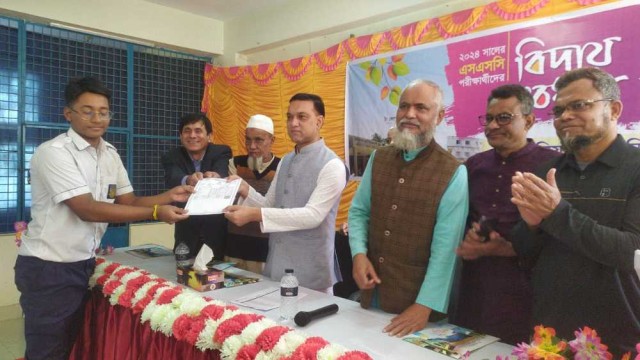 প্রিমিয়ার আইডিয়াল স্কুলে এসএসসি পরীক্ষার্থীদের বিদায় সংবর্ধনা
