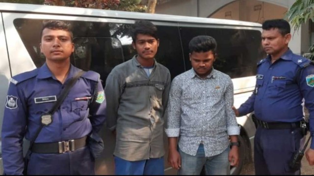 নওগাঁয় জাল ভোট দিতে গিয়ে পুলিশের হাতে দু'জন তরুণ আটক