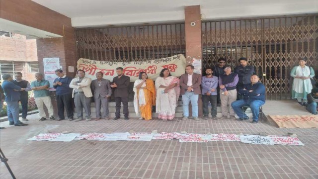 জাবিতে নিপীড়ন বিরোধী মঞ্চের দ্বিতীয় দিনের মতো প্রশাসনিক ভবন অবরোধ