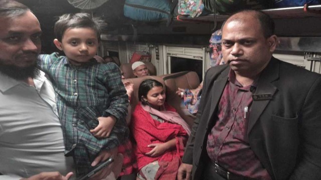 টিটিই মিঠুর আন্তরিকতায় চলন্ত ট্রেনে অসুস্থ রোগীর সেবায় ছুটলেন সবাই