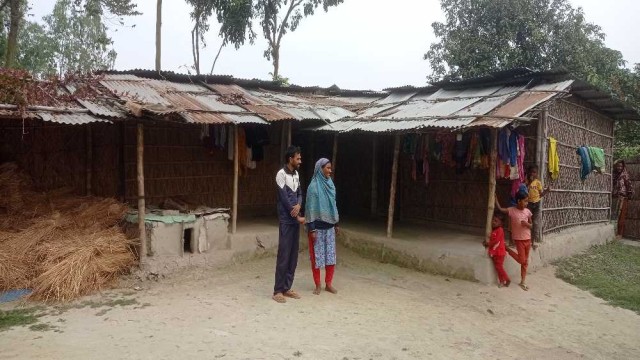 নারী ফুটবলার সাগরিকার পরিবার থাকে অন্যের জমিতে, বাড়িঘরও ভাঙ্গাচোরা