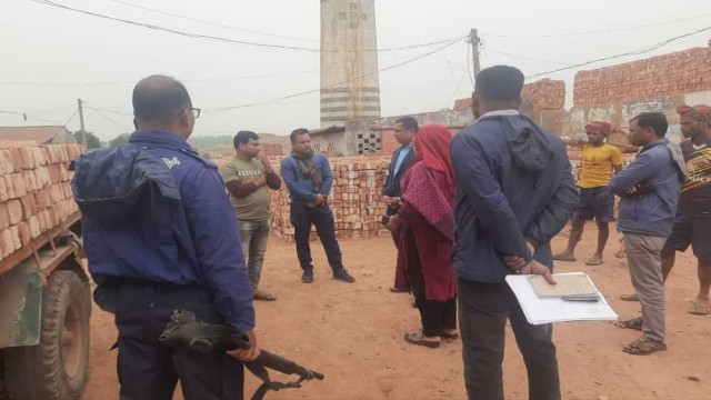 নওগাঁয় অবৈধভাবে ইটভাটা পরিচালনা করায় ৭০ হাজার টাকা জরিমানা