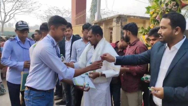 কুড়িগ্রামে এসএসসি পরিক্ষার্থীর মাঝে কলম ও বিশুদ্ধ পানি বিতরণ