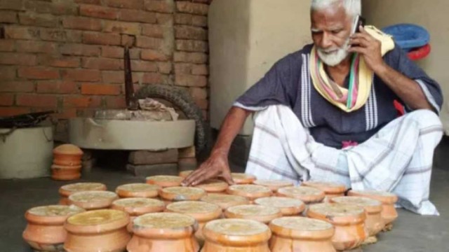 জীবিকার তাগিদে দই বিক্রিতে ব্যস্ত একুশে পদক প্রাপ্ত জিয়াউল