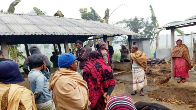আগুনে পুড়ে শেষ হয়ে গেছে দরিদ্র খামারী মজিবর রহমানের সব স্বপ্ন। সোমবার সকালে পাবনার চাটমোহর উপজেলার বোয়াইলমারী গ্রামে।