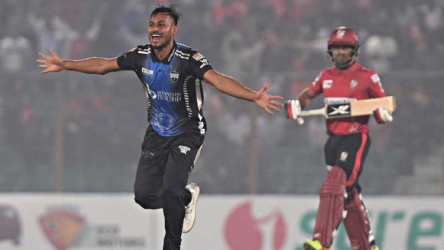 শেষ ওভারের নাটকীয়তায় বরিশালকে হারাল রংপুর