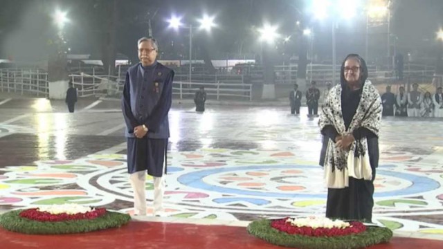 একুশের প্রথম প্রহরে কেন্দ্রীয় শহীদ মিনারে রাষ্ট্রপতি ও প্রধানমন্ত্রীর শ্রদ্ধা