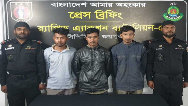 নওগাঁয় কম্পিউটার ব্যবসার অন্তরালে পর্নোগ্রাফি ভিডিও বিক্রি, আটক ৩