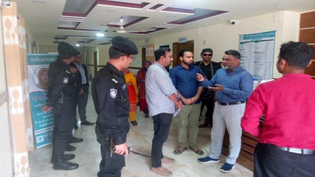 পাবনার বিভিন্ন ক্লিনিকসহ ব্যবসা প্রতিষ্ঠানে অভিযান পরিচালনা করে জাতীয় ভোক্তা সংরক্ষণ অধিদপ্তর। মঙ্গলবার দুপুরে পাবনার সাঁথিয়া ও সুজানগরে।