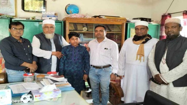 গফরগাঁওয়ে মায়ের মরদেহ বাড়িতে রেখে দাখিল পরীক্ষায় বসলেন দিহান