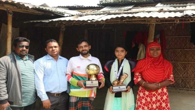 সাফ ফুটবলের সাগরিকাকে দেখতে ভাঙ্গাচোরা বাড়িতে মানুষের ভিড় !