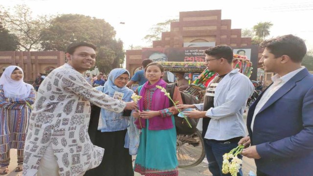 ভর্তিচ্ছু শিক্ষার্থীদের জাবি ছাত্রদলের ফুলেল শুভেচ্ছা