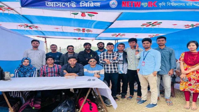 পরীক্ষা দিতে আসা শিক্ষার্থীদের সহোযোগিতায় গাইবান্ধা জেলা ছাত্রকল্যাণ সমিতি