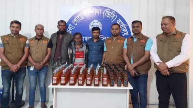 ময়মনসিংহে ডিবির অভিযানে ৬০ বোতল ভারতীয় মদসহ গ্রেফতার ৩