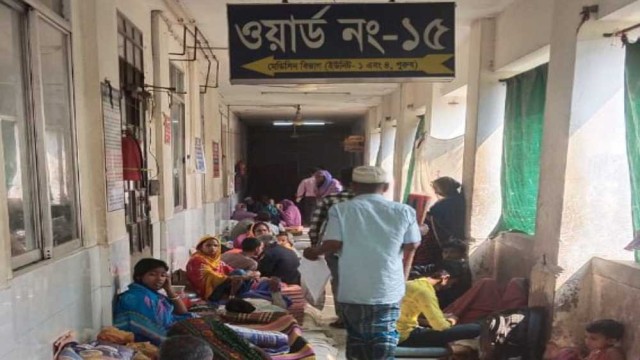 মমেক হাসপাতালে বেড ও কেনোলা সংকট ফ্লোরে চলছে চিকিৎসা