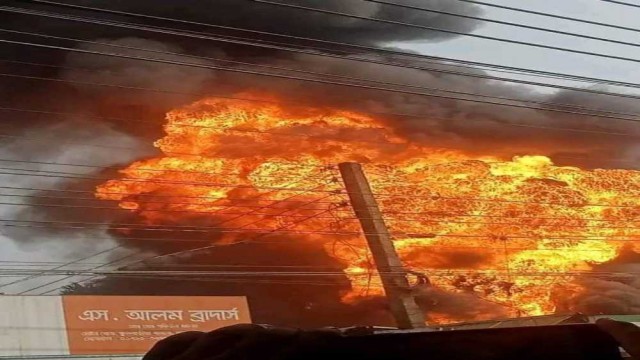 ফুলবাড়িয়ায় আড়াই ঘণ্টা চেষ্টায় পেট্রোলের আগুন নেভালেন ফায়ার সার্ভিস