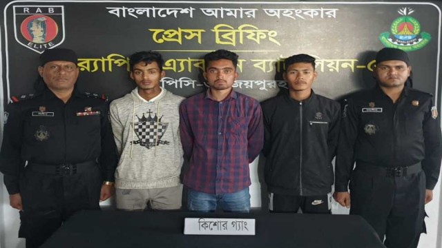কিশোর গ্যাং লিডার রাব্বি সহ ৩ জনকে আটক করেছে র্যাব