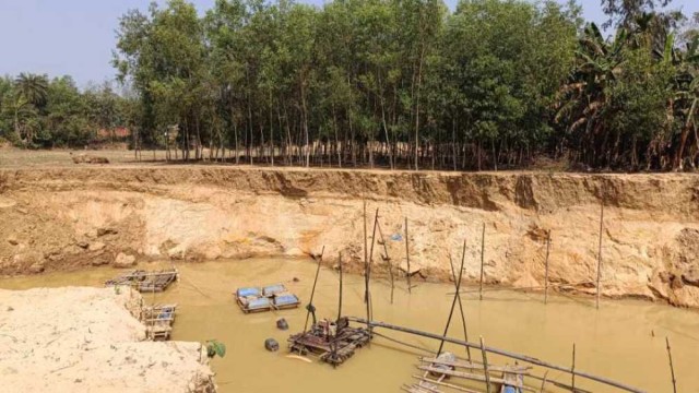 নালিতাবাড়ীতে অবৈধভাবে বালু উত্তোলনের মামলায় গ্রেপ্তার ১
