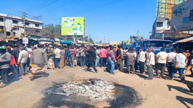 পুলিশের রেকার গাড়ির চাপায় রিকশাচালক নিহত, প্রতিবাদে মহাসড়ক অবরোধ