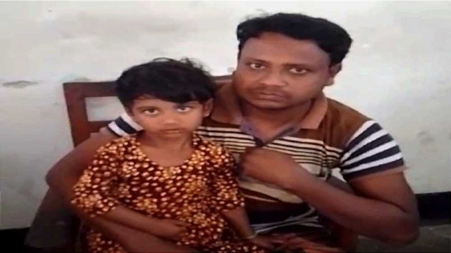 ঘোড়াঘাট থানায় বাবার সঙ্গে মিলিত হলো চার বছরের শিশু সিনথিয়া।