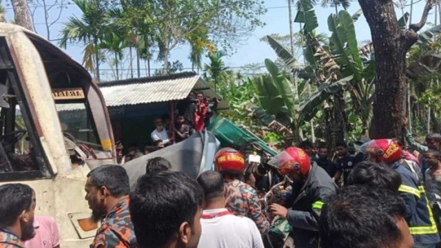 পিরোজপুরে বাস-অটোরিকশা-বাইকের ত্রিমুখী সংঘর্ষে ৭ জনের প্রাণহানি