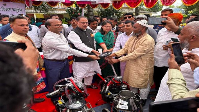 ফরিদপুরে খামারীদের মধ্যে মিল্কিং মেশিন বিতরণ করলেন প্রাণী সম্পদ মন্ত্রী 