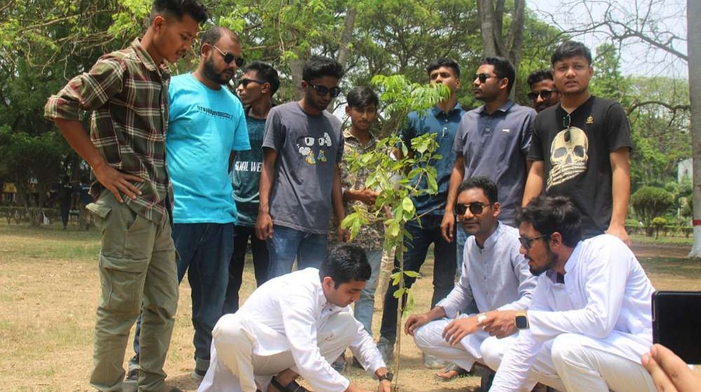 তীব্র দাবদাহে ইবি ছাত্রলীগের শতাধিক বৃক্ষরোপণ