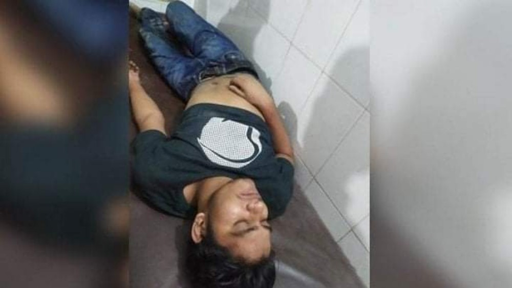 মঙ্গলবার রাতে জামালপুরের বকশিগঞ্জে প্রেমিকার সাথে দেখা করতে এসে অচেতন হয়ে পড়েন ভোলা থেকে আসা ইমরান। পরে তাকে উপজেলা স্বাস্থ্য কমপ্লেক্সে ভর্তি করা হয়-ছবি: সময় ট্রিবিউন