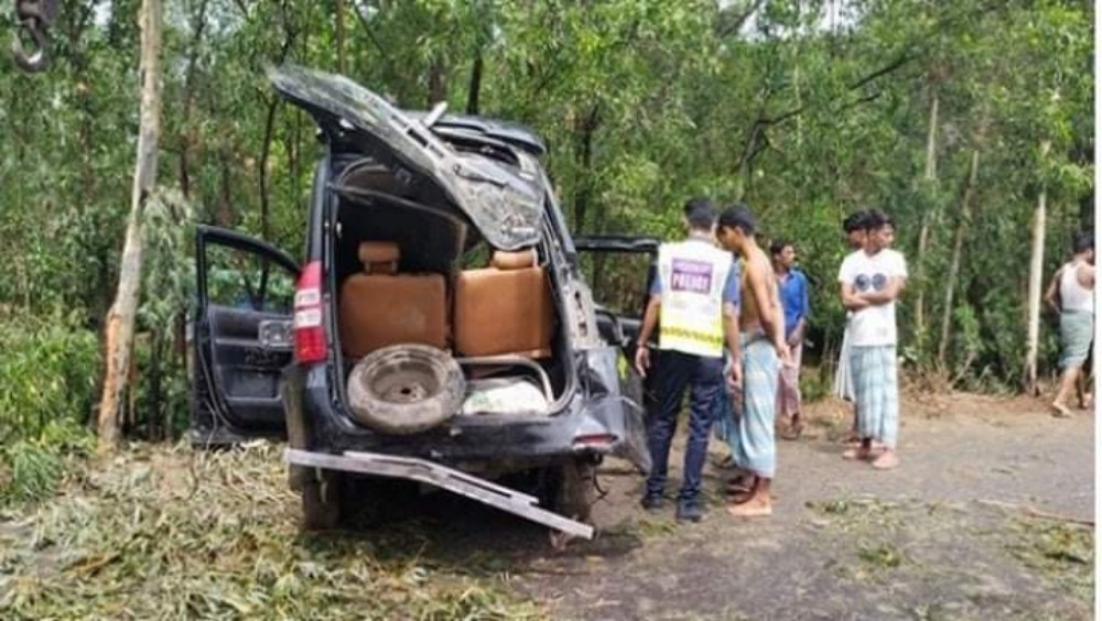 বৃহস্পতিবার চট্টগ্রামের মিরসরাইয়ে সড়ক দুর্ঘটনায় ২ জন মারা গেছেন। এঘটনায় আরও ৩ জন আহত হয়েছেন-ছবি: সংগৃহীত 