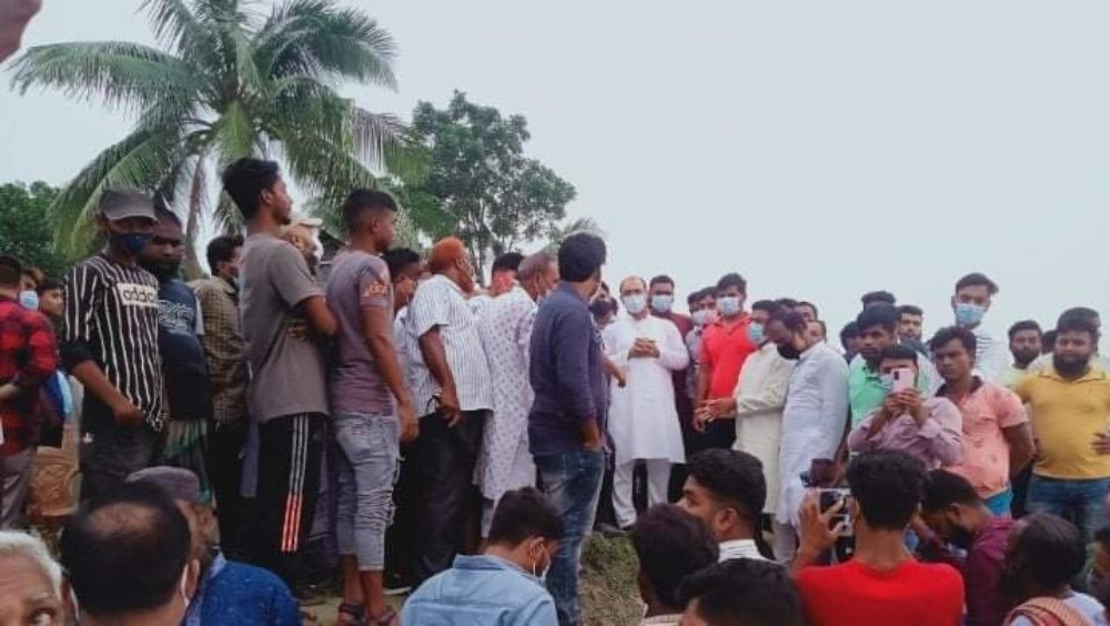 শনিবার বিকেলে ধলেশ্বরী নদীর ভাঙ্গন এলাকা পরিদর্শন করেন উপজেলা চেয়ারম্যান শাহীন আহমেদ-ছবি: সময় ট্রিবিউন