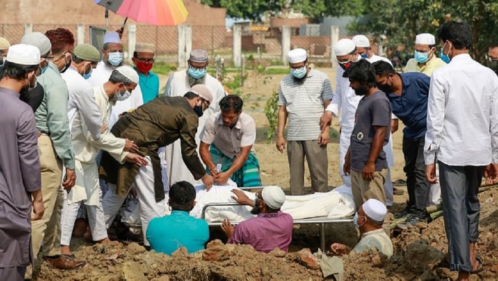 করোনায় আক্রান্ত হয়ে মৃত্যুর পর দাফন সম্পন্ন করা হচ্ছে-ফাইল ছবি 