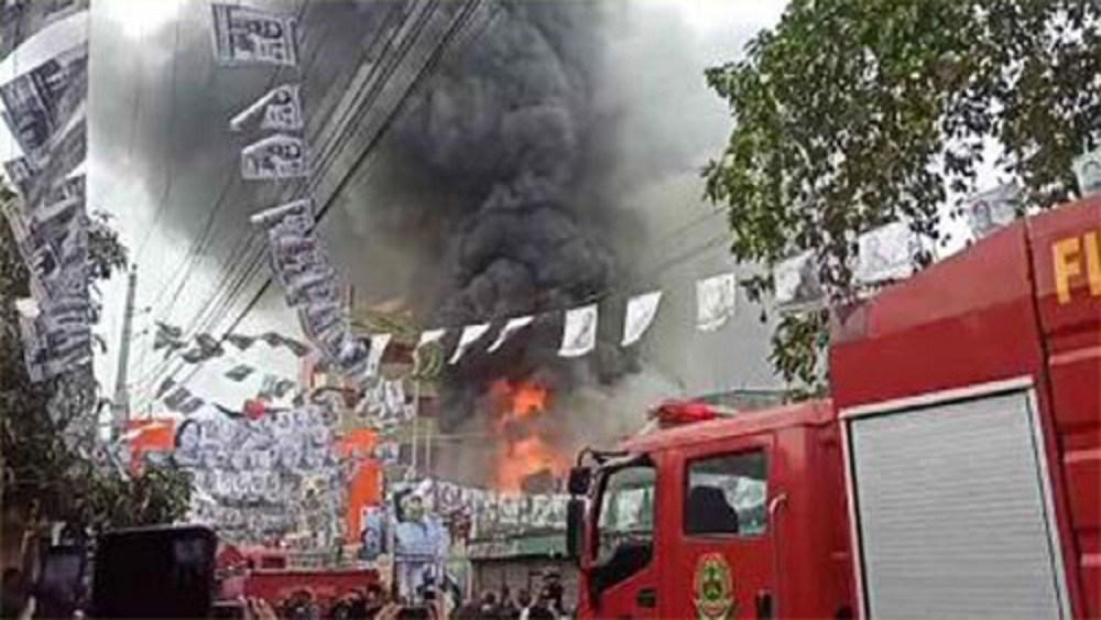 বুধবার সকাল সাড়ে ১০টার দিকে নারায়ণগঞ্জ শহরের নিতাইগঞ্জ এলাকার ওই গুদামে আগুন লাগে-ছবি সংগৃহীত