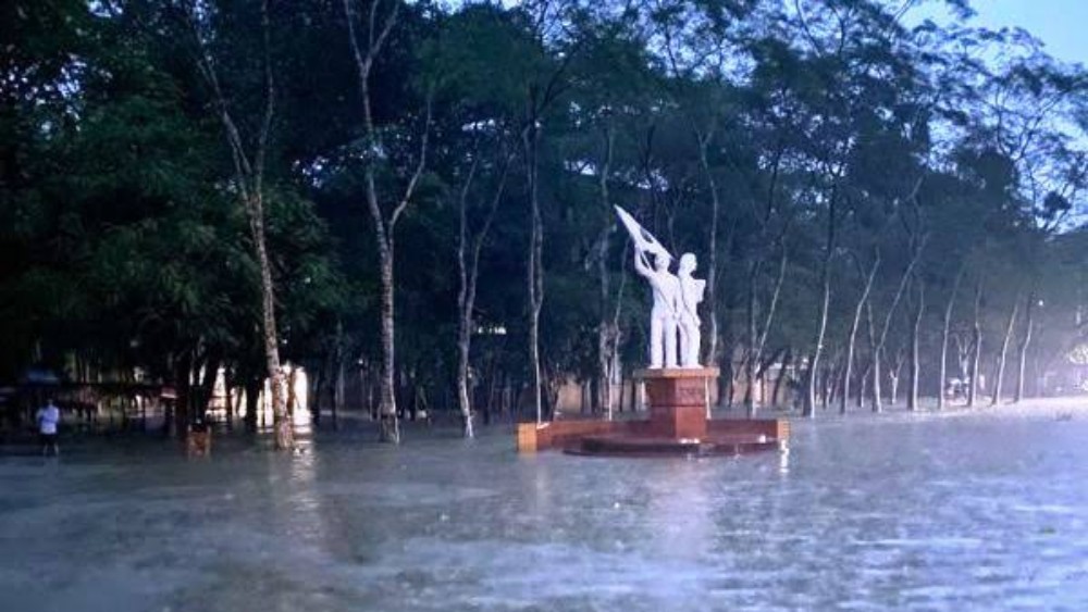 সিলেটে টানা বৃষ্টিপাত ও উজানের পাহাড়ি ঢলের ফলে শহরের পাশাপাশি পানি এবার শাহজালাল বিজ্ঞান ও প্রযুক্তি বিশ্ববিদ্যালয় ক্যাম্পাসে ঢুকে গেছে: ছবি-সময় ট্রিবিউন