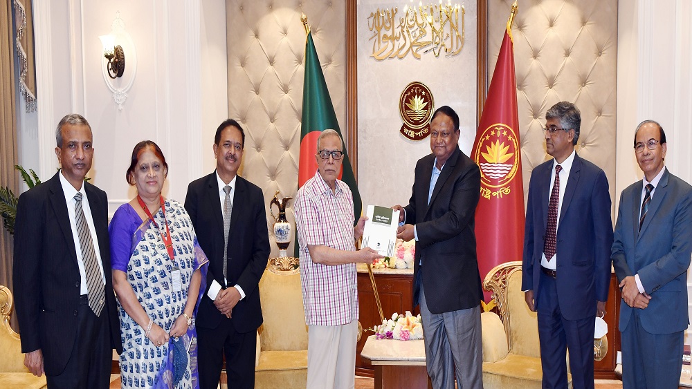 বাংলাদেশ প্রতিযোগিতা কমিশনের একটি প্রতিনিধি দল বৃহস্পতিবার বঙ্গভবনে গিয়ে রাষ্ট্রপতি মো. আবদুল হামিদের সঙ্গে সাক্ষাৎ করেন। ছবি: পিআইডি