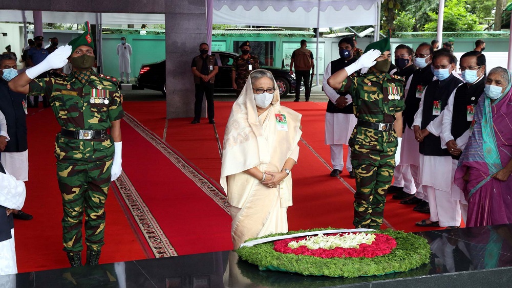 আওয়ামী লীগের ৭৩তম প্রতিষ্ঠাবার্ষিকী উপলক্ষে জাতির পিতা বঙ্গবন্ধু শেখ মুজিবুর রহমানের প্রতিকৃতিতে ফুল দিয়ে শ্রদ্ধা জানিয়েছেন প্রধানমন্ত্রী ও আওয়ামী লীগের সভাপতি শেখ হাসিনা-ছবি: পিআইডি