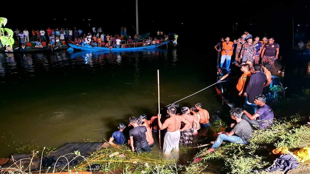 শুক্রবার সন্ধ্যা ছয়টার দিকে বিজয়নগর উপজেলার লইছকা বিলে বালুবাহী একটি স্টিলের নৌকার সঙ্গে মুখোমুখি সংঘর্ষে যাত্রীবাহী নৌকাটি উল্টে ডুবে যায়-ছবি সংগৃহীত 