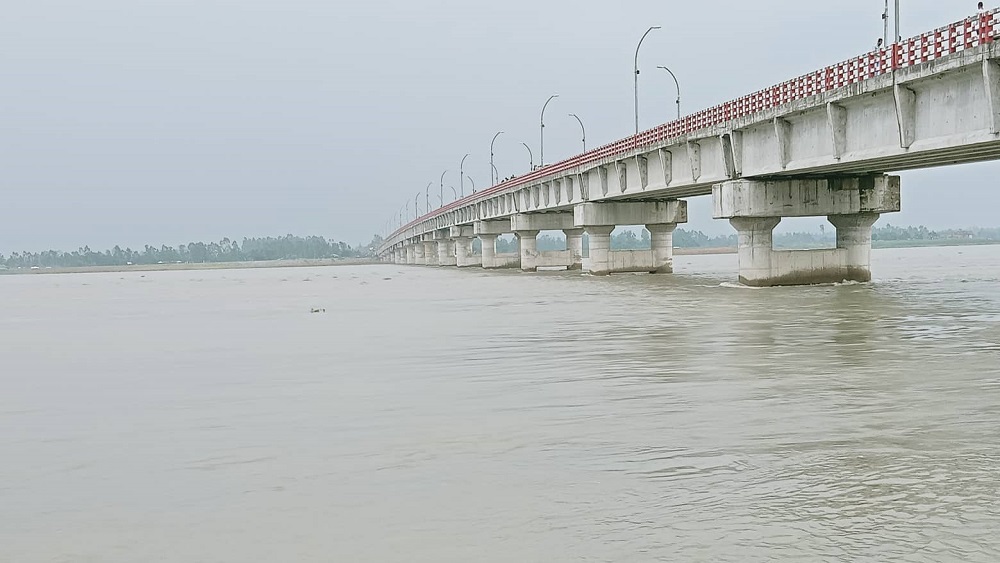 বুধবার দুপুর ১২টায় তিস্তা ব্যারাজের ডালিয়া পয়েন্টে পানিপ্রবাহ রেকর্ড করা হয়েছে ৫২ দশমিক ৬২ সেন্টিমিটার, যা বিপৎসীমার শূন্য দশমিক ২ সেন্টিমিটার ওপরে-ছবি: সময় ট্রিবিউন 