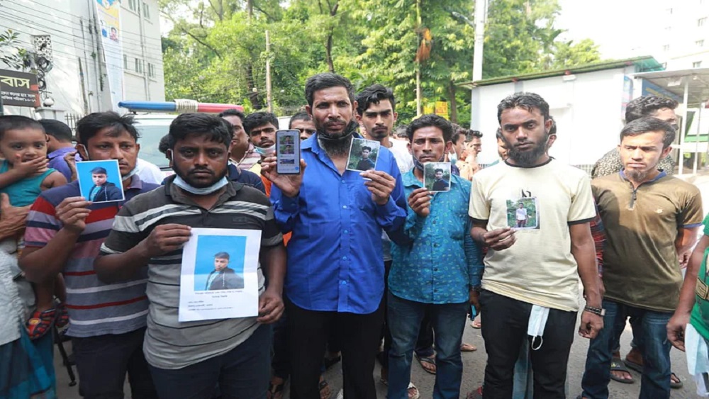 চট্টগ্রাম মেডিকেল কলেজ হাসপাতালে ডিএনএ নমুনা সংগ্রহের বুথে স্বজনদের ভিড়-ছবি: সংগৃহীত