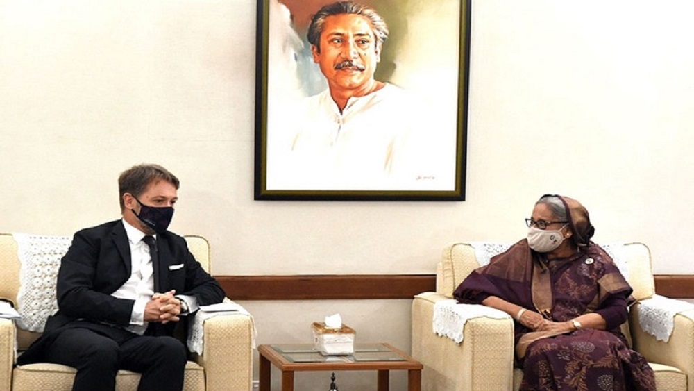 বাংলাদেশে নিযুক্ত ফরাসি রাষ্ট্রদূত জিন-মারিন শুহ রোববার প্রধানমন্ত্রীর সাথে গণভবনে বিদায়ী সাক্ষাৎ করেন-ছবি বাসস