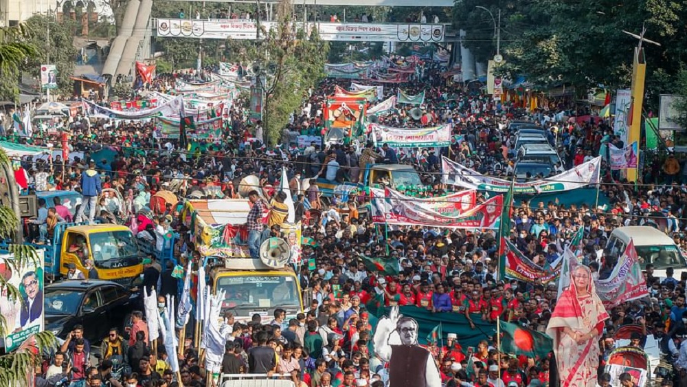 আওয়ামী লীগের শোভাযাত্রার কারণে এভাবে ঘণ্টার পর ঘণ্টা রাস্তায় দাঁড়িয়ে থাকে গাড়ি-ছবি সংগৃহীত